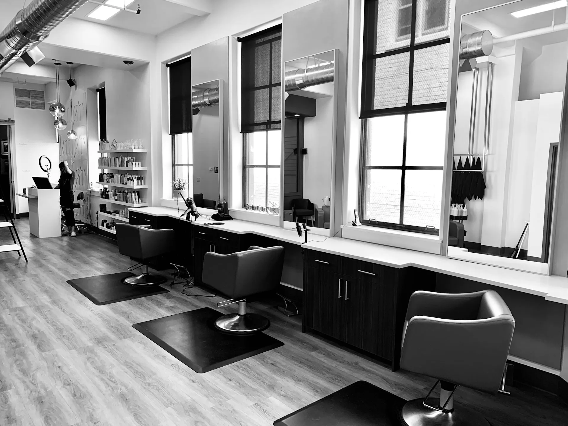 Salon-Interieur des Atelier Marlen: Stühle am Fenster, warmes Licht